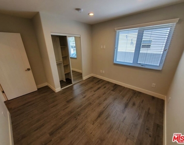 3915 Brighton Ave - Photo Thumbnail 8