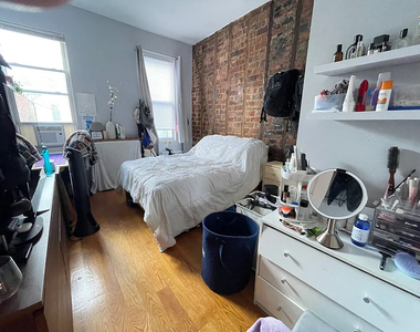 901 Willoughby Avenue, #2R - Photo Thumbnail 0