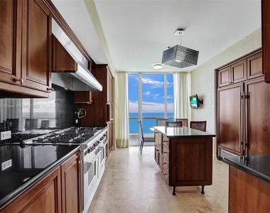 17875 Collins Ave - Photo Thumbnail 11