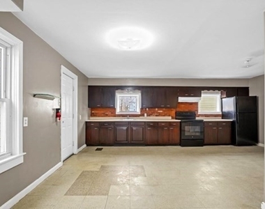 184 Canterbury St - Photo Thumbnail 2