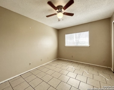 8917 Shadow Wood Ln - Photo Thumbnail 12