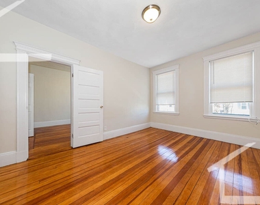 42 Brackett St Apt 1r - Photo Thumbnail 2