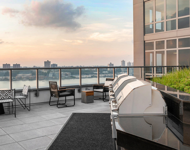 West 57th Street - Photo Thumbnail 9