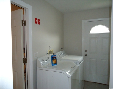 442 E Beech St. - Photo Thumbnail 6