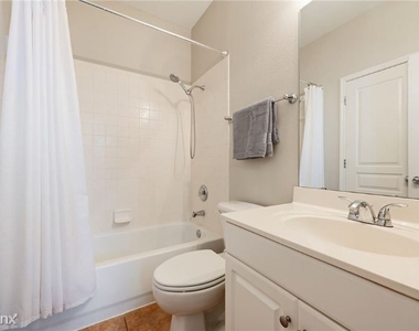 3300 Forest Creek Dr Apt 30 - Photo Thumbnail 21