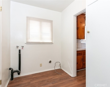 17328 Keswick Street - Photo Thumbnail 9