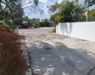 1808 Nw 7th Ave - Photo Thumbnail 2