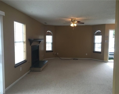 4600 Shallowford Circle - Photo Thumbnail 3