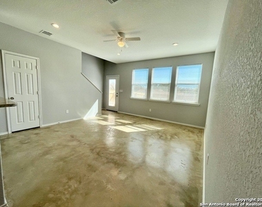 6922 Crestway Rd - Photo Thumbnail 6