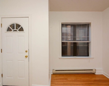 3726 N. Pine Grove, Unit E3 - Photo Thumbnail 4