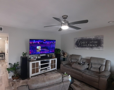 9622 W Cinnabar Avenue - Photo Thumbnail 2