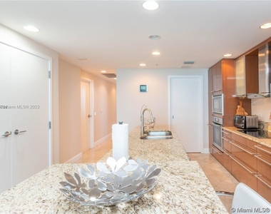 3801 Collins Ave - Photo Thumbnail 3