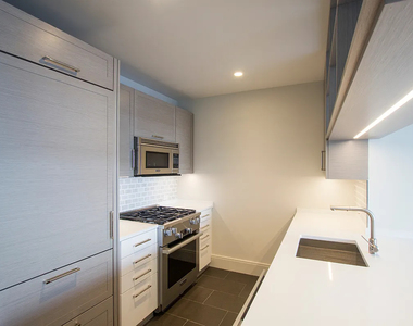 West 42 street - Photo Thumbnail 4