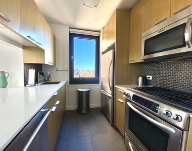 105 Duane Street - Photo Thumbnail 3