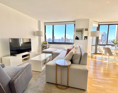 105 Duane Street - Photo Thumbnail 2