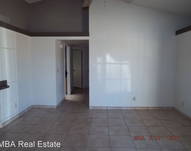 5648 W Villa Theresa Dr - Photo Thumbnail 4