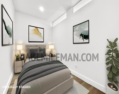 East 85th Street - Photo Thumbnail 4