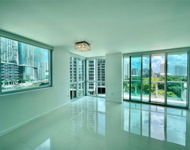 500 Brickell Ave - Photo Thumbnail 1