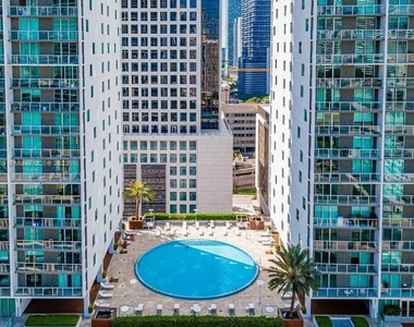 500 Brickell Ave - Photo Thumbnail 21