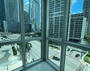 500 Brickell Ave - Photo Thumbnail 4