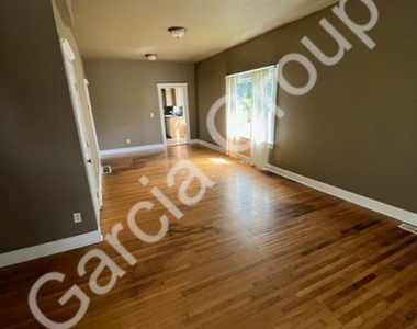 4524 Ne 6th Ave - Photo Thumbnail 1