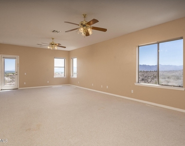 533 W Desert Flower Lane - Photo Thumbnail 13