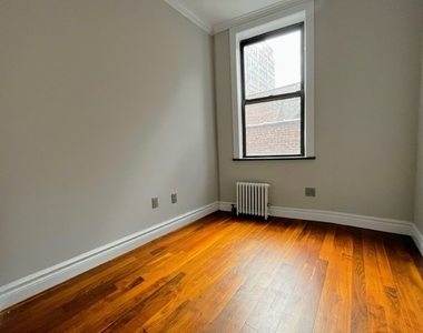 326 East 35th Street - Photo Thumbnail 4