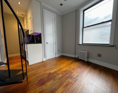 326 East 35th Street - Photo Thumbnail 3