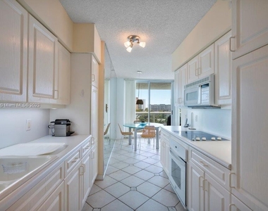 16400 Collins Ave - Photo Thumbnail 8