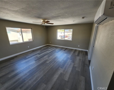 984 El Camino Drive - Photo Thumbnail 2