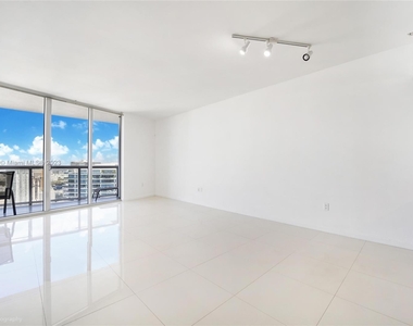 465 Brickell Ave - Photo Thumbnail 3