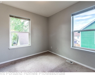 6937 N Borthwick Avenue - Photo Thumbnail 12