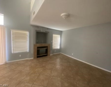 7925 W Gilmore Avenue - Photo Thumbnail 0