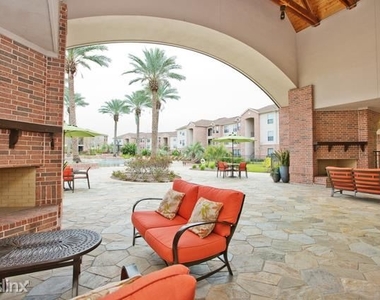 11900 Shadow Creek Pkwy - Photo Thumbnail 5