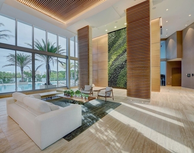 16385 Biscayne Blvd - Photo Thumbnail 16