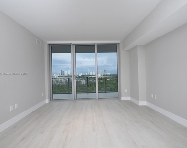 16385 Biscayne Blvd - Photo Thumbnail 3