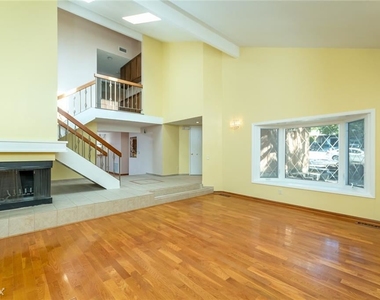 3820 Honolulu Ave - Photo Thumbnail 7