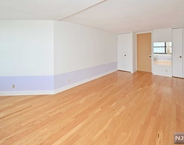 7002 Boulevard East - Photo Thumbnail 10