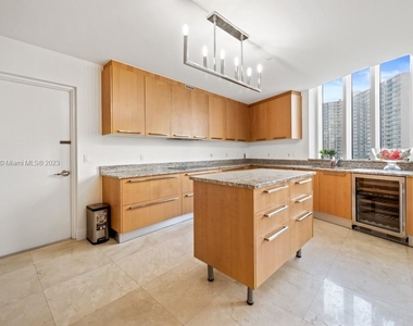 15811 Collins Ave Apt 404 - Photo Thumbnail 7