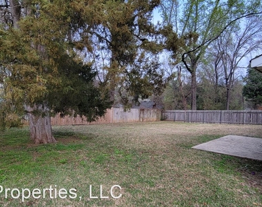 8920 Twelve Oaks Dr - Photo Thumbnail 2