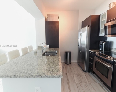 951 Brickell Ave - Photo Thumbnail 2