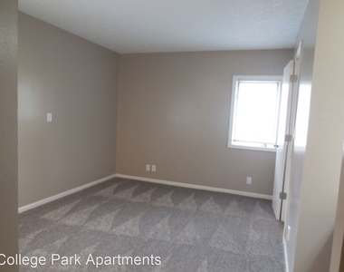 120 College Park Circle - Photo Thumbnail 2