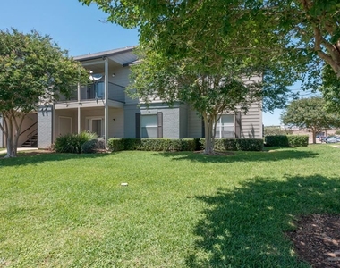 2111 N Austin Ave - Photo Thumbnail 2