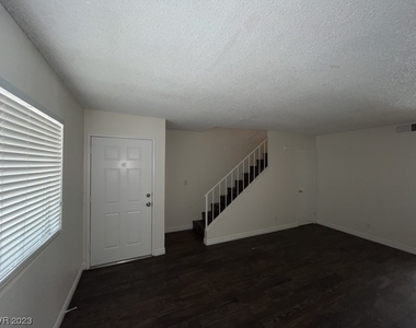 2744 Karen Avenue - Photo Thumbnail 3