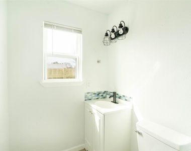 1006 Harbour Avenue - Photo Thumbnail 7