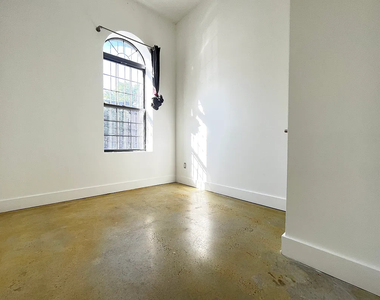 753 Lexington Avenue - Photo Thumbnail 1