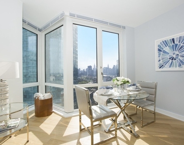 1 Court Square - Photo Thumbnail 1