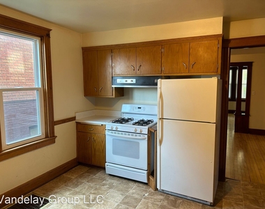 2404 N Dousman St - Photo Thumbnail 3
