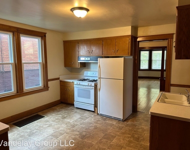 2404 N Dousman St - Photo Thumbnail 5