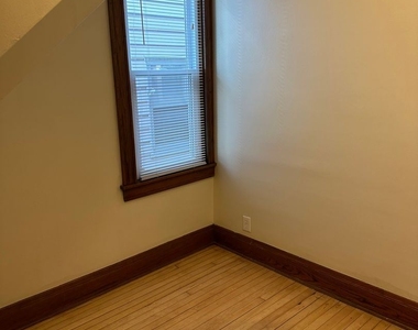 2404 N Dousman St - Photo Thumbnail 8